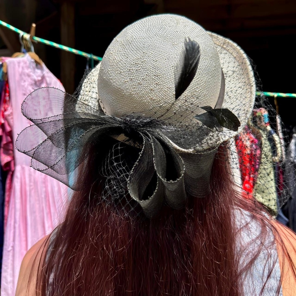 40s white straw fascinator hat w/ black birdcage veil feathers & large lace bow
